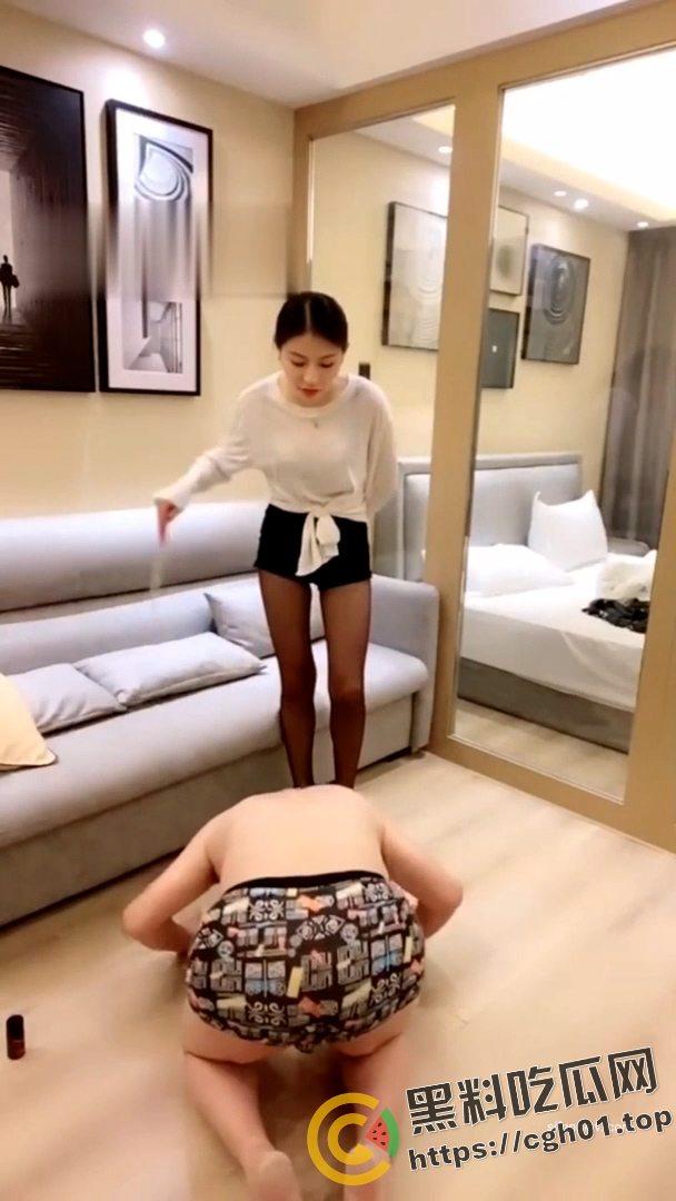 SM翻车现场!M大叔玩不起 当场急眼打起来了 你个公狗M怎么还把主人的胸罩撕烂了呢-2