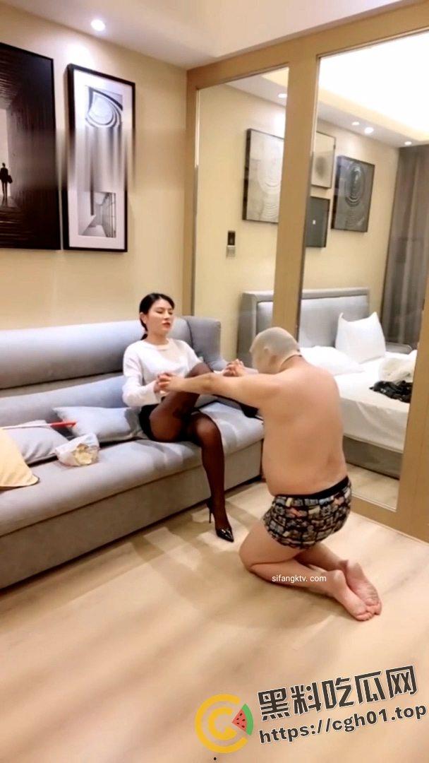 SM翻车现场!M大叔玩不起 当场急眼打起来了 你个公狗M怎么还把主人的胸罩撕烂了呢-4