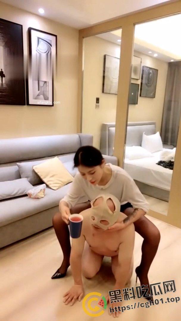 SM翻车现场!M大叔玩不起 当场急眼打起来了 你个公狗M怎么还把主人的胸罩撕烂了呢-6