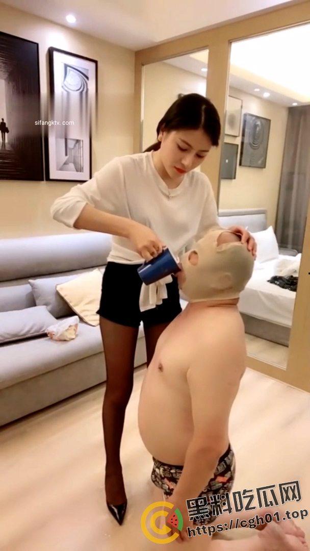 SM翻车现场!M大叔玩不起 当场急眼打起来了 你个公狗M怎么还把主人的胸罩撕烂了呢-7