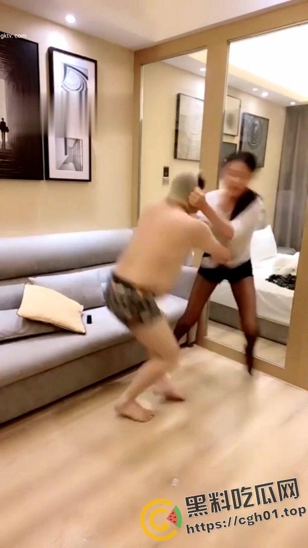 SM翻车现场!M大叔玩不起 当场急眼打起来了 你个公狗M怎么还把主人的胸罩撕烂了呢-9