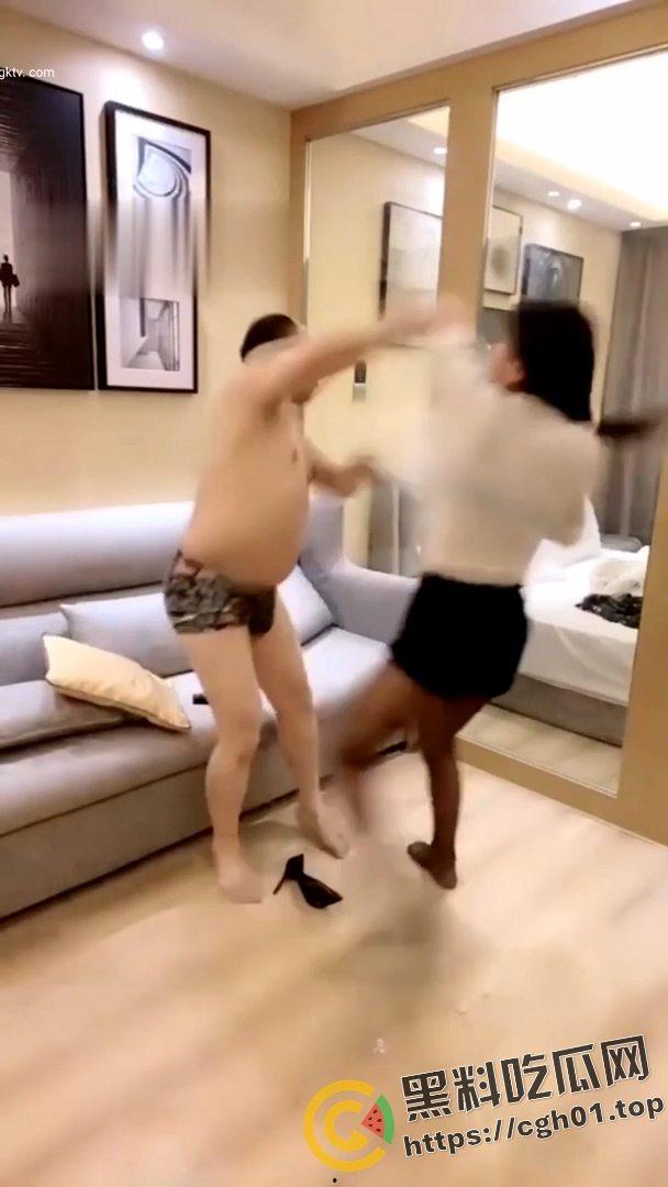 SM翻车现场!M大叔玩不起 当场急眼打起来了 你个公狗M怎么还把主人的胸罩撕烂了呢-11