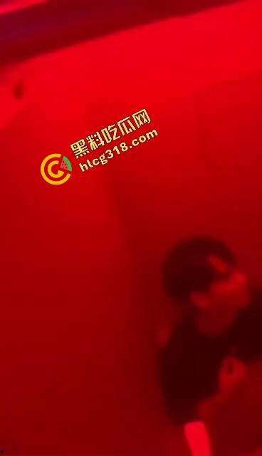 酒吧男厕野战偷拍流出，音乐声都盖不住骚货浪叫，男的一边拍一边干，门外敲门她越叫越浪！-6