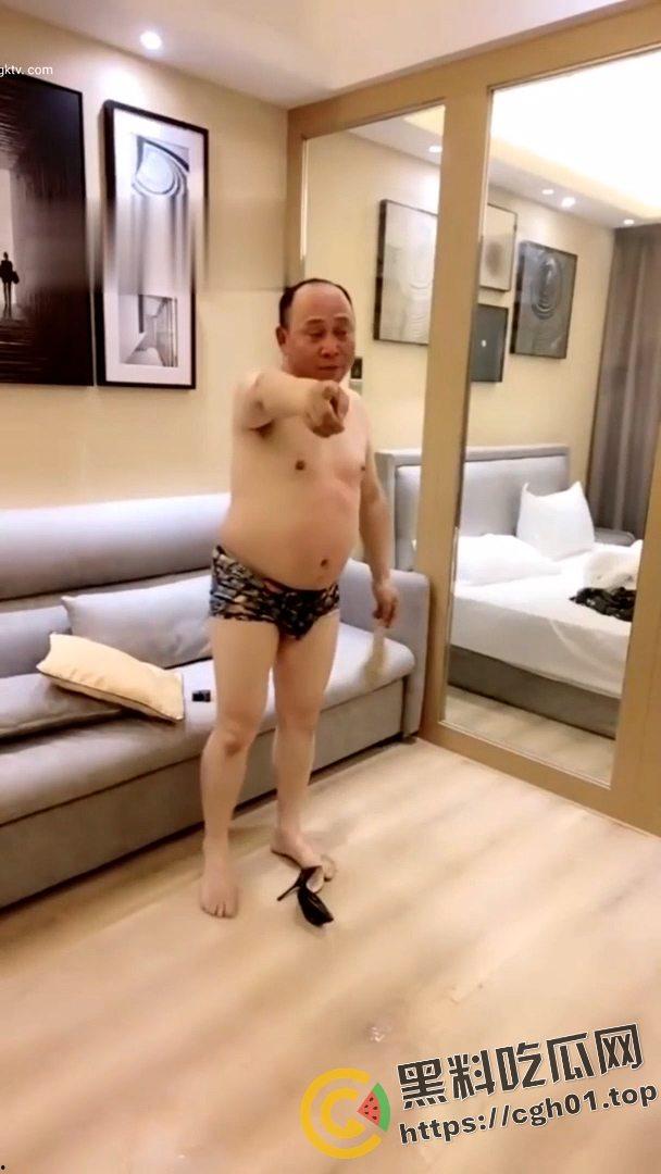 SM翻车现场!M大叔玩不起 当场急眼打起来了 你个公狗M怎么还把主人的胸罩撕烂了呢-12