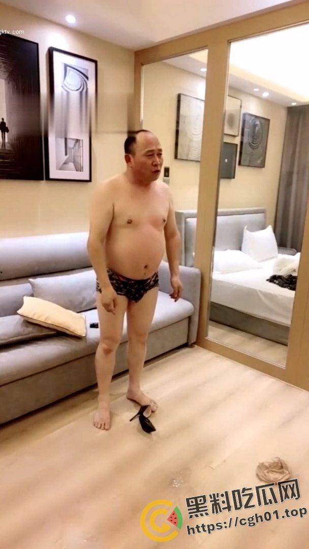 SM翻车现场!M大叔玩不起 当场急眼打起来了 你个公狗M怎么还把主人的胸罩撕烂了呢-13