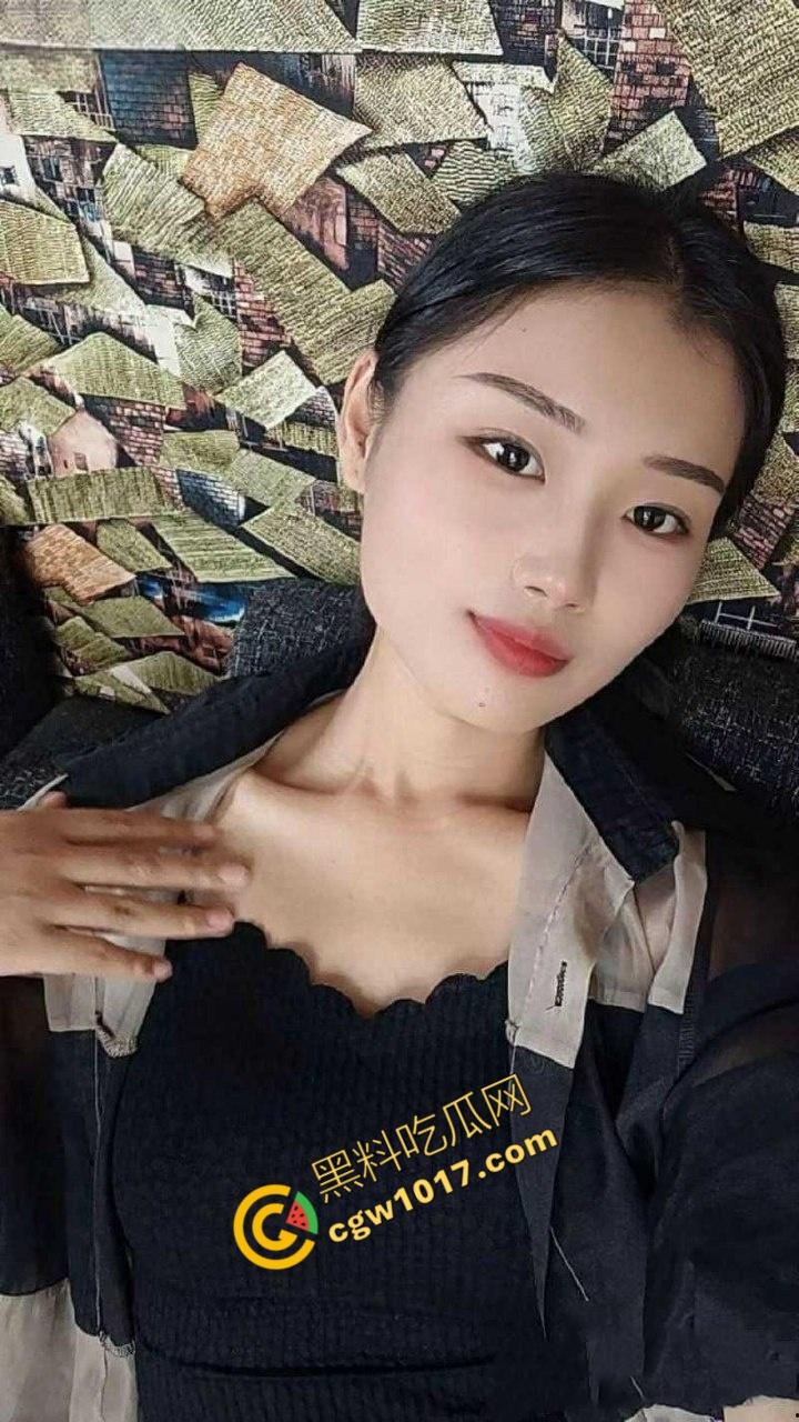 疯狂新婚夜：90后黑丝娇妻被伴郎疯狂爆操，绿帽老公兴奋拍摄，淫态视频网络大爆！-1