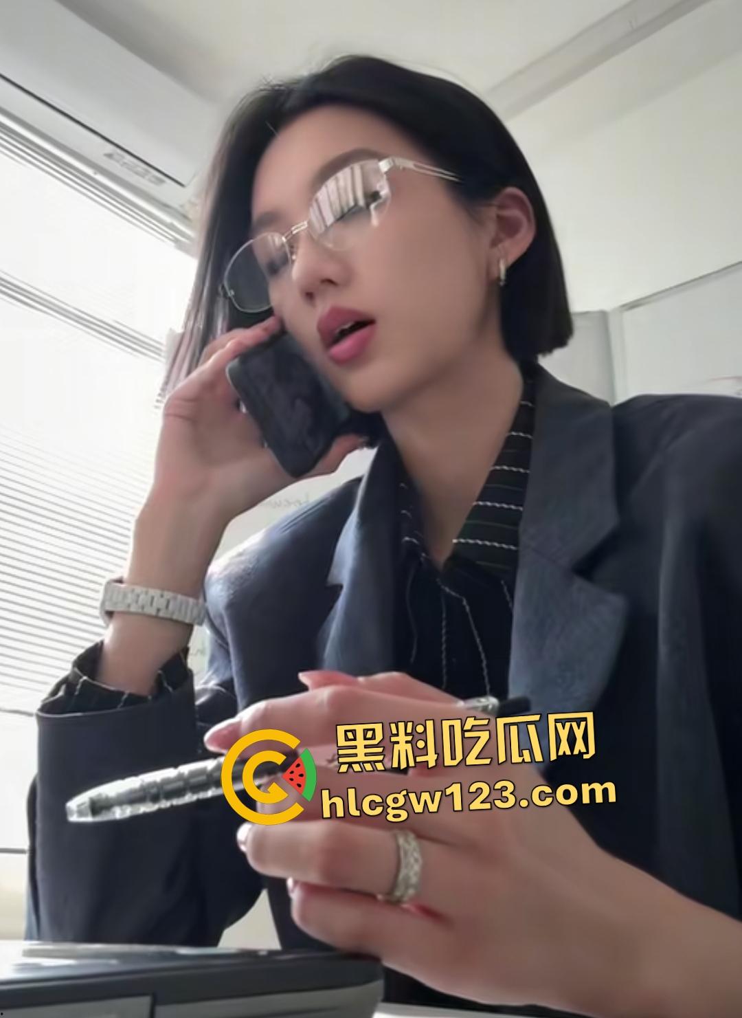 抖音【鱼一】乖巧小母狗口技逆天！平坦小腹浓毛骚逼，艺术女的爱好原来是口交！-3
