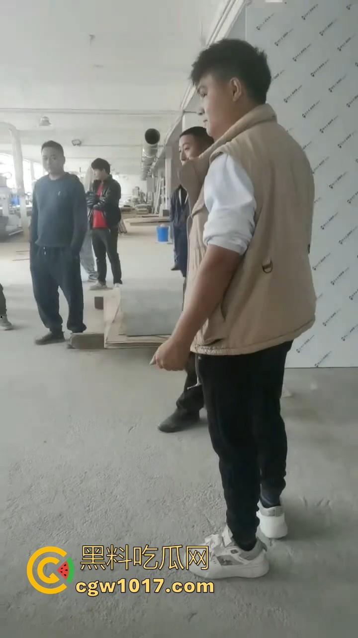 贵州龙里水长乡家具厂拖欠工资，员工携带孩子上门讨要薪资，抱着老板的大腿，都这样了不是哥们你还打算不给啊！-1