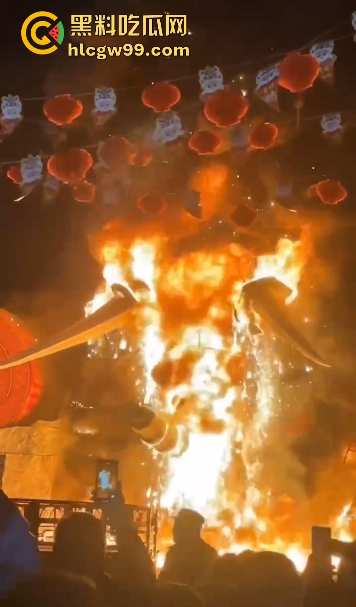 南宁除夕夜打铁花表演现场突发大火 观众还以为是特效 结果真烧起来了！-3