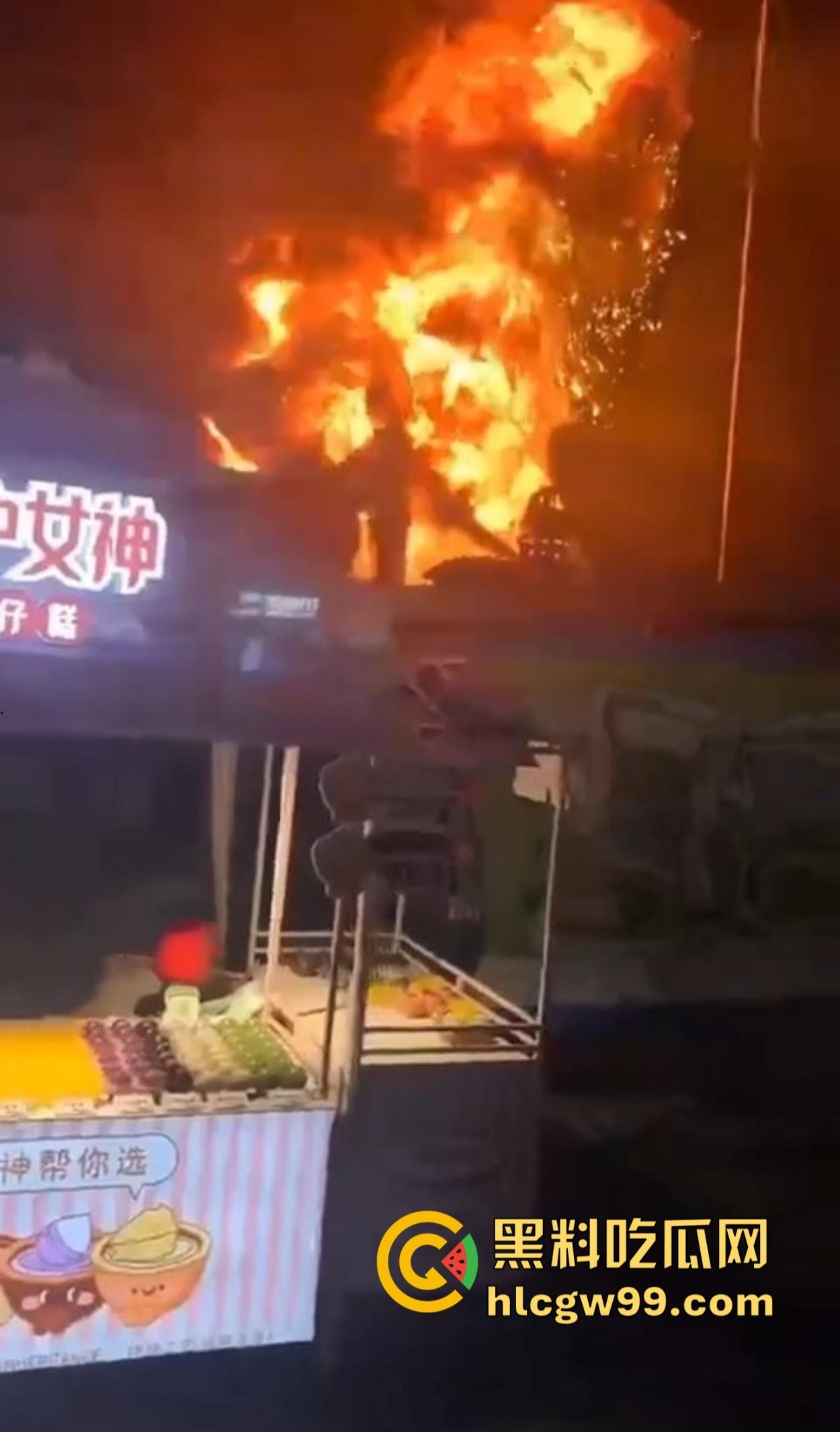 南宁除夕夜打铁花表演现场突发大火 观众还以为是特效 结果真烧起来了！-6