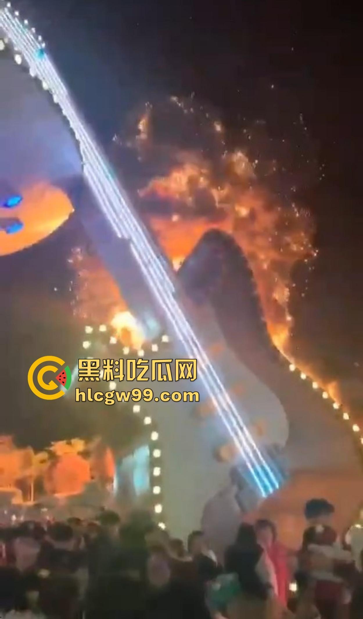 南宁除夕夜打铁花表演现场突发大火 观众还以为是特效 结果真烧起来了！-8