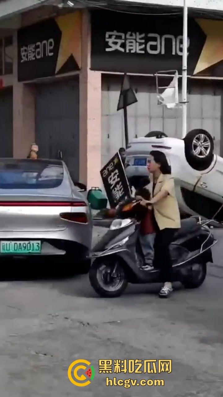 潮州电动小鹏撞上百万奥迪 竟把奥迪撞翻两周 这把小鹏赢了-7