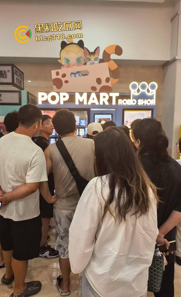 泡泡玛特抢购变脑残大乱斗！粉丝为盲盒挥拳打架，贩卖机前血拼火还有人拿锤子直接开箱！-3