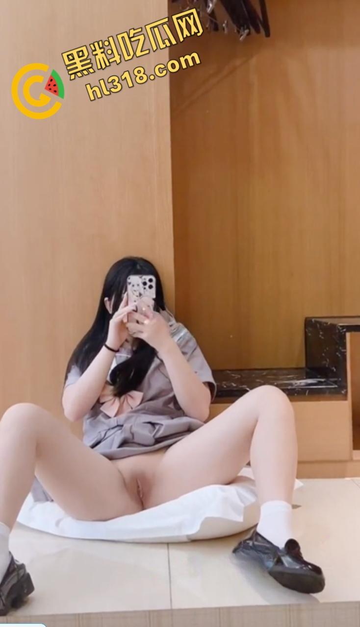 极品反差婊【小野】，高颜值清纯学生妹，被金主大叔包养，穿上黑丝海军服，酒店爆操被干哭了 !-1