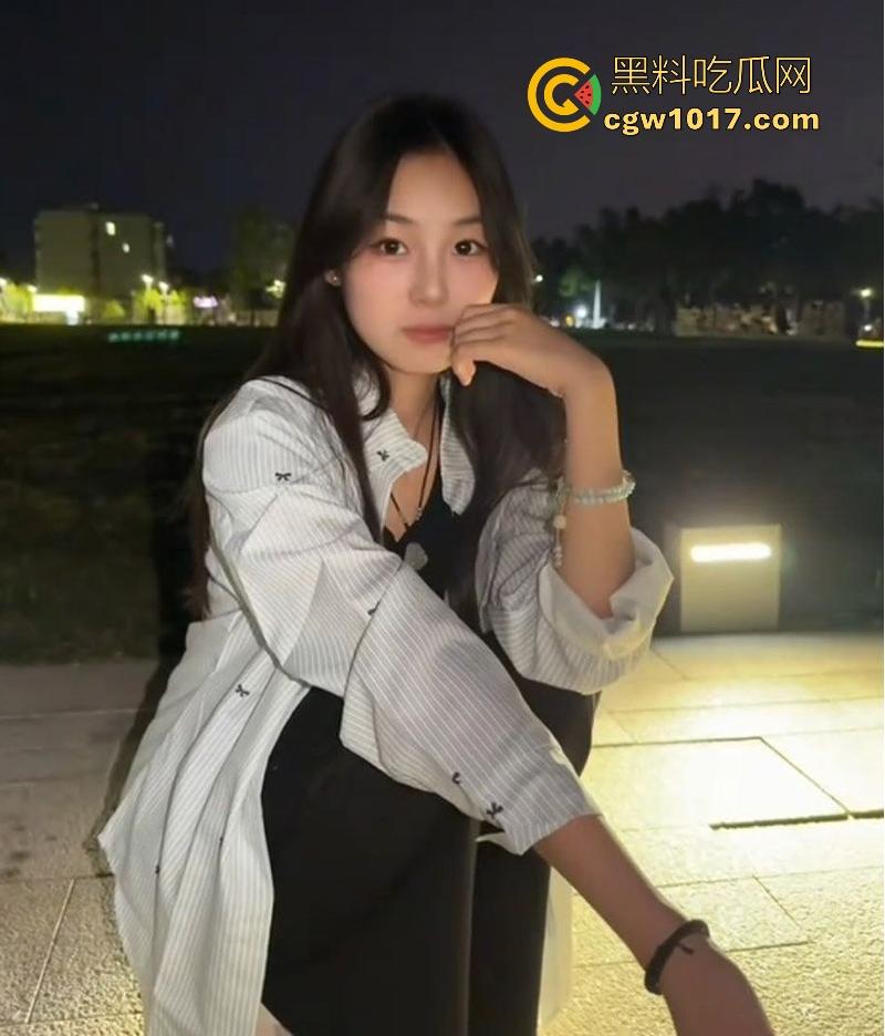 职校反差学生妹【张雯雯】欲望爆棚自拍摸逼勾引，白虎骚穴光溜溜一线天，粉嫩唇瓣已湿漉漉，纤指探入穴心抠挖深搅！-2