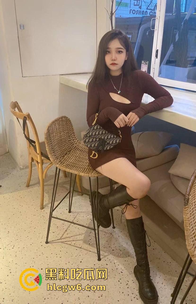 独家曝光！！广东佛山禅城00后【黄悦】自拍性爱视频遭泄露，骚母狗动作姿势还挺会配合的。-1