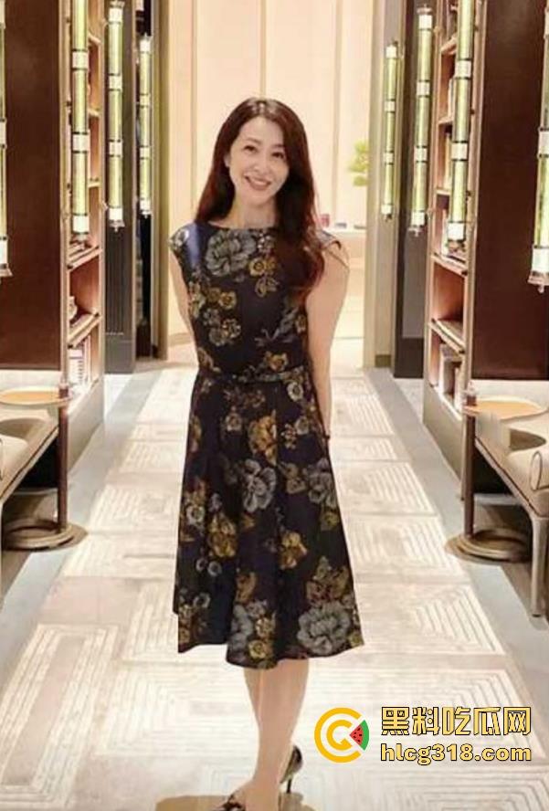 海角乱伦【爱玩求虐的婶婶】最新力作,调教母狗婶婶,踩奶狂插,满足婶婶的受虐倾向!-1