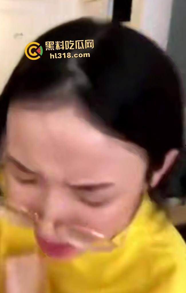 黄衣眼镜少妇吵完架后性欲大增,吵着“我错了”求饶,当场跪地要口交深喉猛干!-1