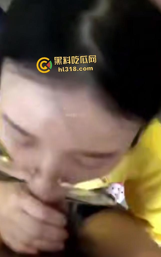 黄衣眼镜少妇吵完架后性欲大增,吵着“我错了”求饶,当场跪地要口交深喉猛干!-4