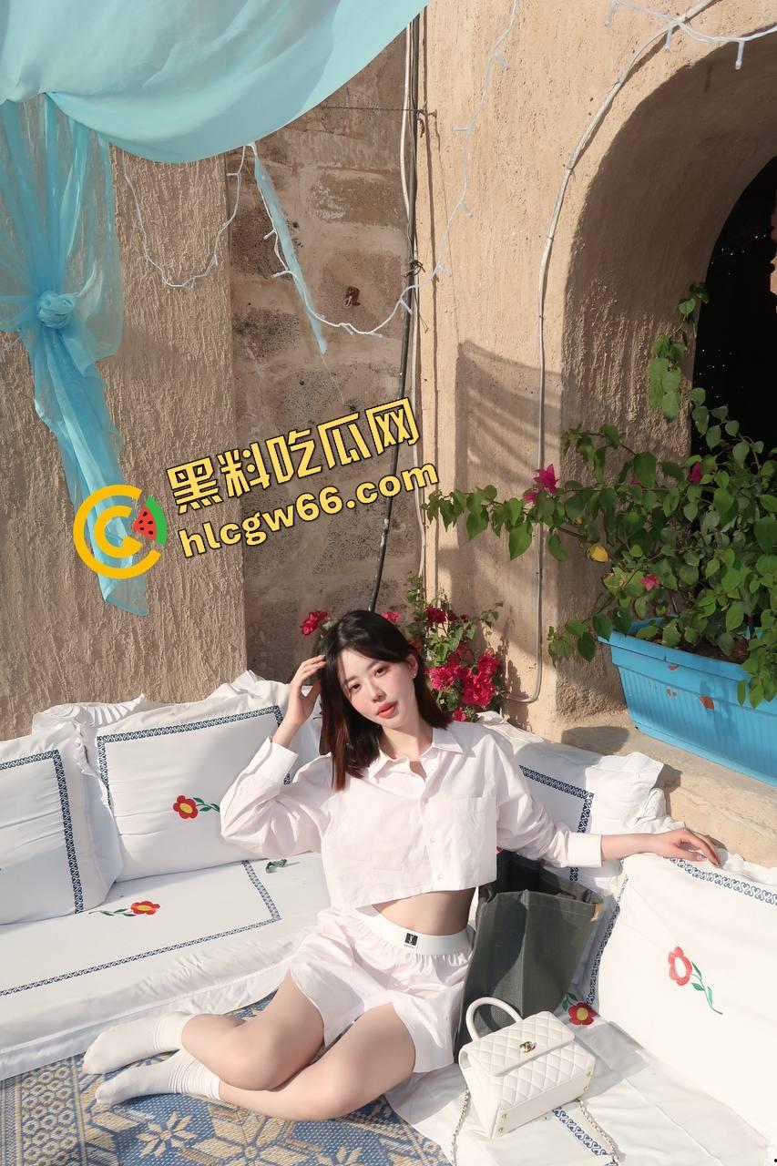 KTV艳遇升级为连环爆操，富哥点了个公主开口惊艳，半首歌还没唱完就自己跪下吃鸡！-1