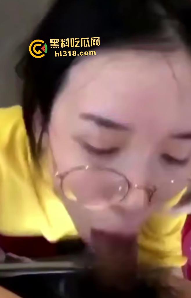 黄衣眼镜少妇吵完架后性欲大增,吵着“我错了”求饶,当场跪地要口交深喉猛干!-6