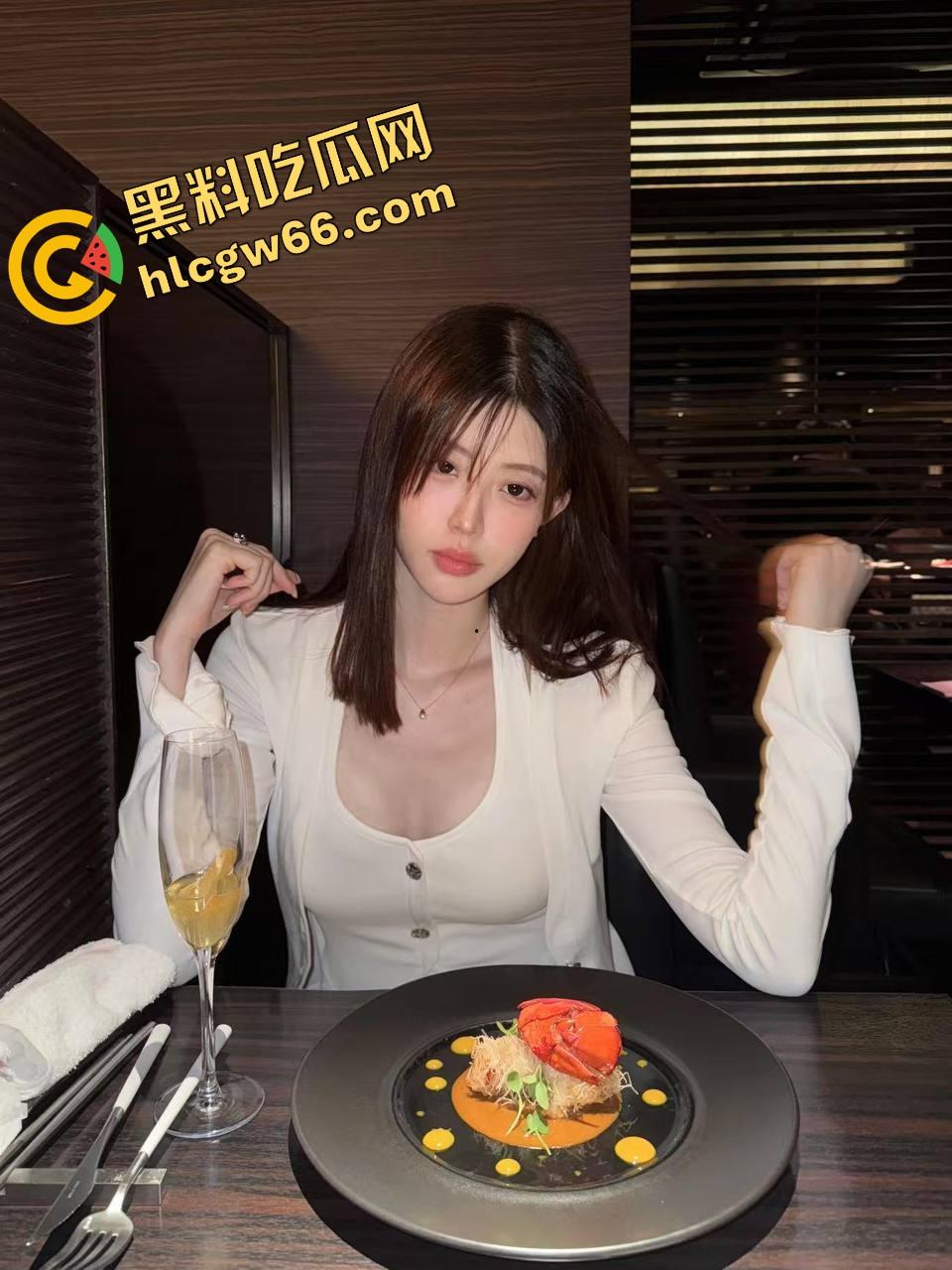 KTV艳遇升级为连环爆操，富哥点了个公主开口惊艳，半首歌还没唱完就自己跪下吃鸡！-3