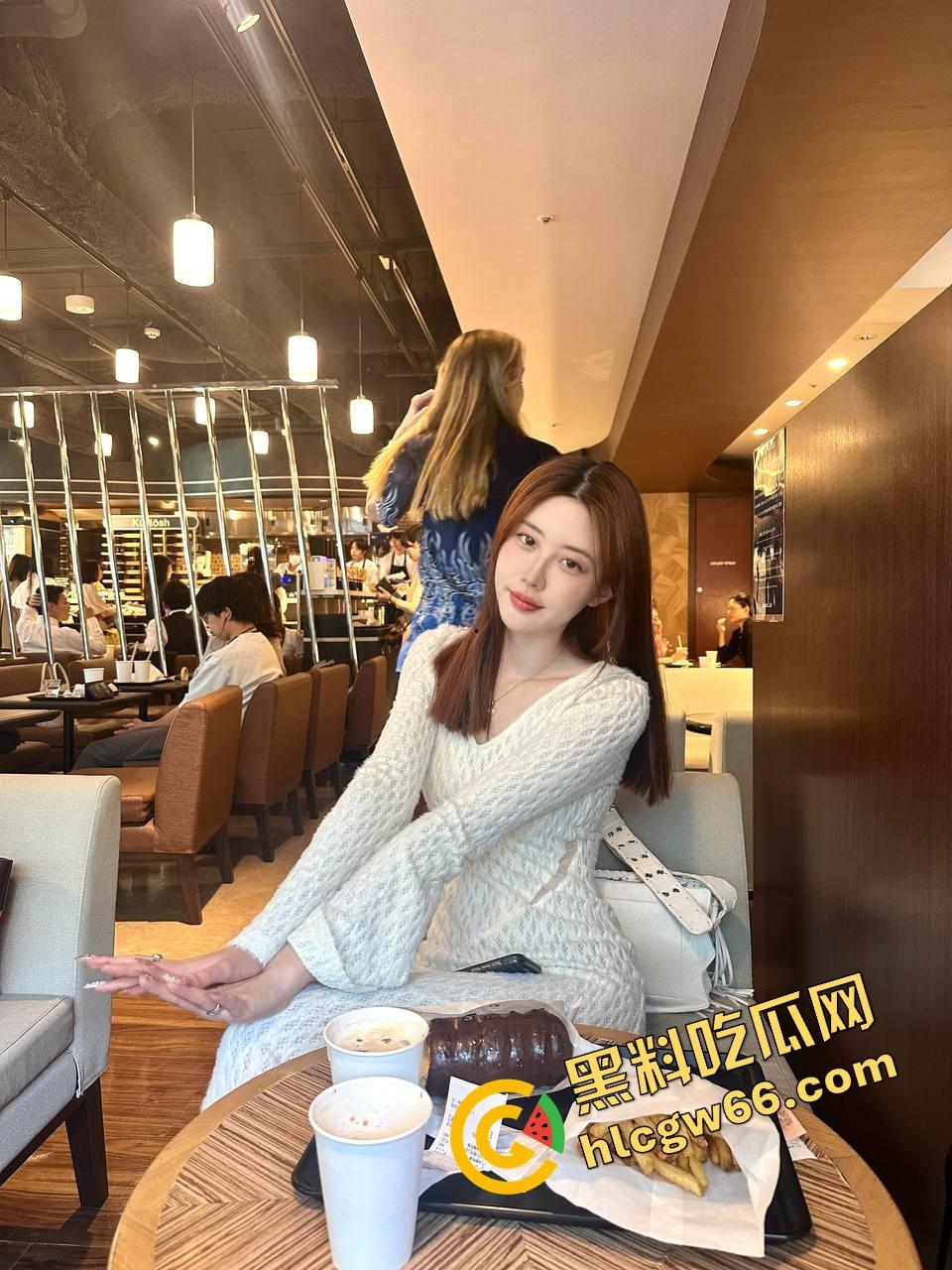 KTV艳遇升级为连环爆操，富哥点了个公主开口惊艳，半首歌还没唱完就自己跪下吃鸡！-5