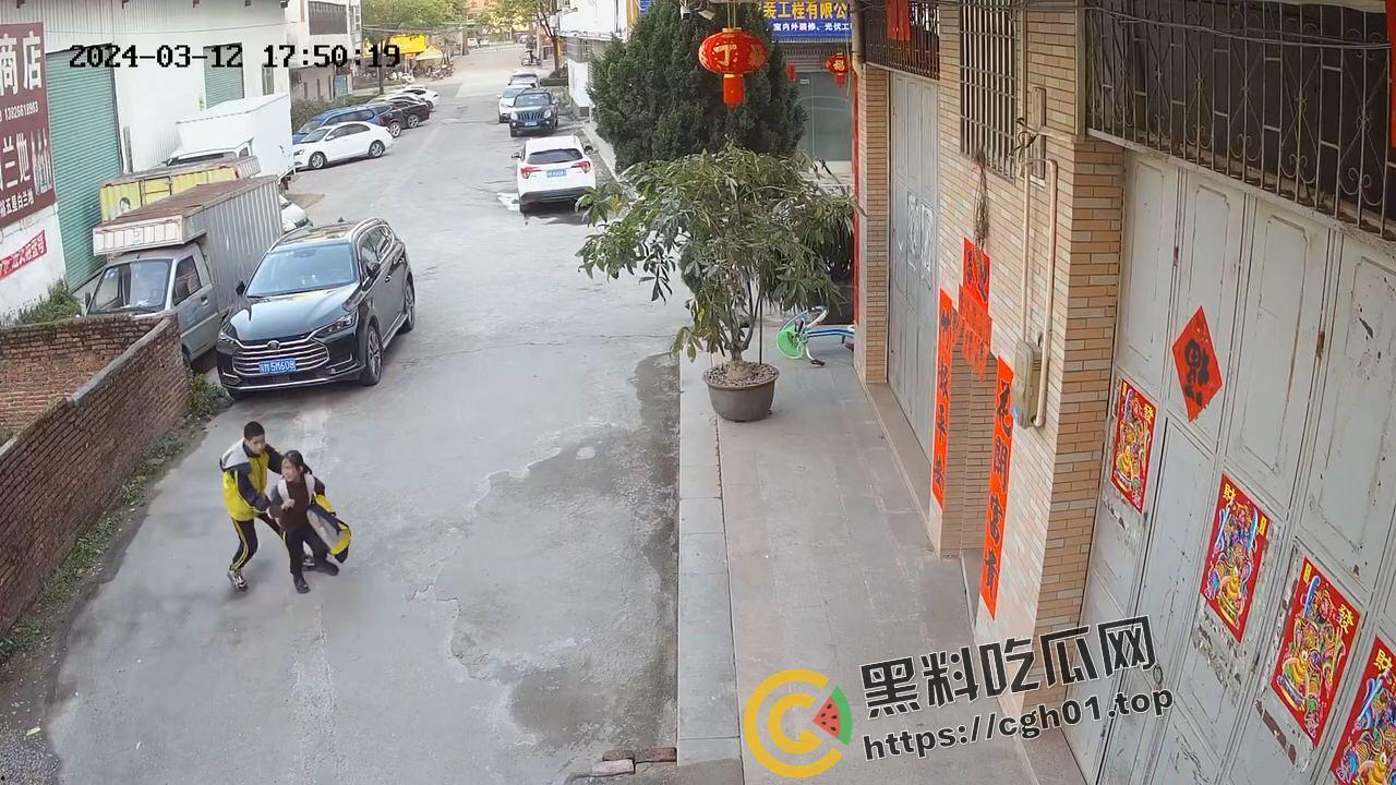 天津河东中心小学初中生猥亵小女孩  女孩惨叫瘆人 老师辟谣男孩不正常  现场监控流出-7