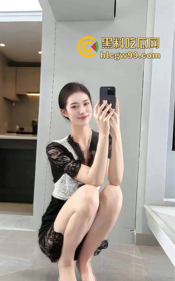 上海超高颜值极品御姐【钱雪】被金主爸爸拿下，在床上骚的不像样，口交吃鸡，乳夹M腿被压在身下无套爆操！-1