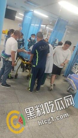 沈阳铁西区兴华南街疑似屠夫职业的光头发生无差别砍人事件，一老一女一年轻男子被杀 现场视频流出-2