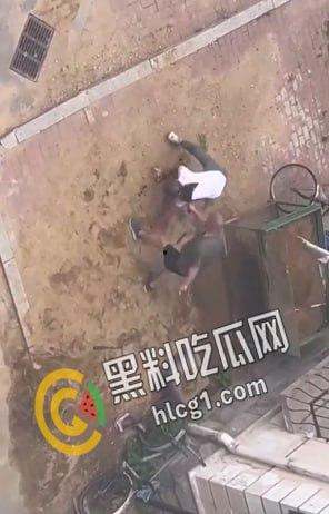 沈阳铁西区兴华南街疑似屠夫职业的光头发生无差别砍人事件，一老一女一年轻男子被杀 现场视频流出-4