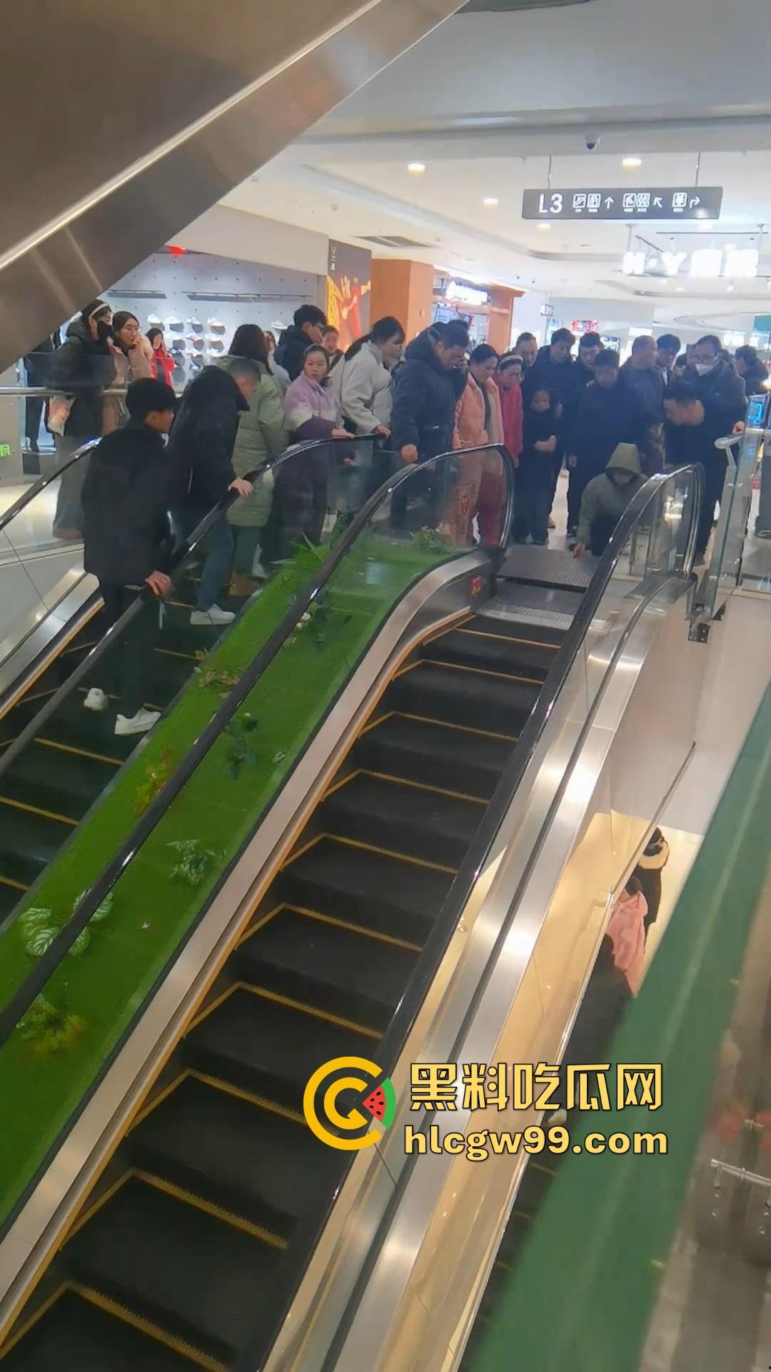 河南周口曦悦城惊现恐怖意外！幼童手指被电梯夹断卷入内部，卷入缝隙后一个多小时仍未找到！-5