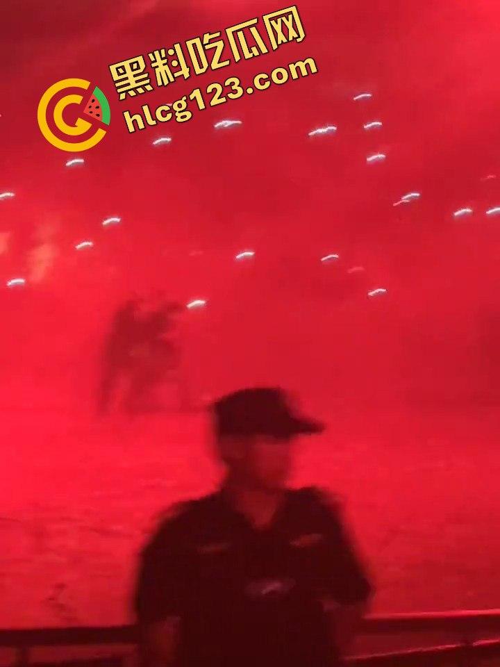 侃爷海口演唱会引爆全场！潮人汇聚齐喊Fuck adidas，Rapper孩子王化身灵长类猴子拥抱侃爷！-8