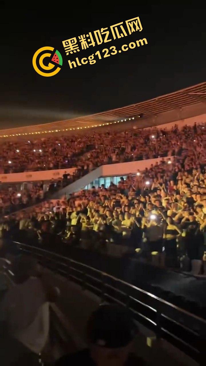 侃爷海口演唱会引爆全场！潮人汇聚齐喊Fuck adidas，Rapper孩子王化身灵长类猴子拥抱侃爷！-12