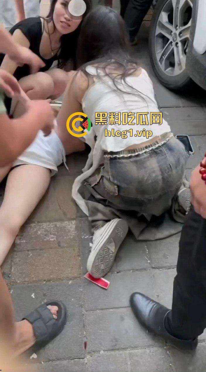 女子晕倒急需抢救,闺蜜竟拦住好心男子不让施救,乱操作差点耽误性命!-3