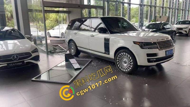 广西柳州奔驰4S店惊爆偷情丑闻!女销售与同事狂野偷情,金主怒曝视频,火爆开车撞店-8