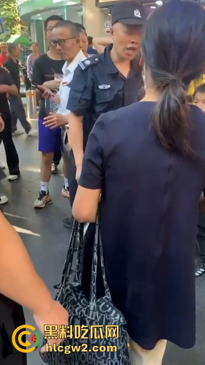牛啊!广州小孩哥被指偷奶茶 孩子妈撒泼当场殴打店员 踢脚保安 现场视频曝光-3