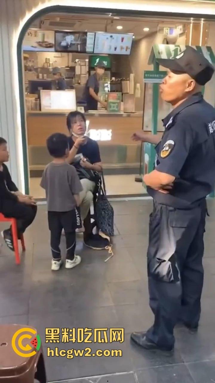 牛啊!广州小孩哥被指偷奶茶 孩子妈撒泼当场殴打店员 踢脚保安 现场视频曝光-7