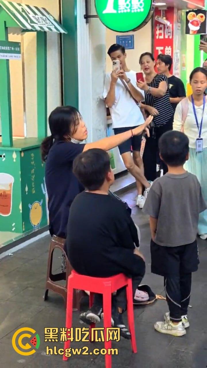 牛啊!广州小孩哥被指偷奶茶 孩子妈撒泼当场殴打店员 踢脚保安 现场视频曝光-8