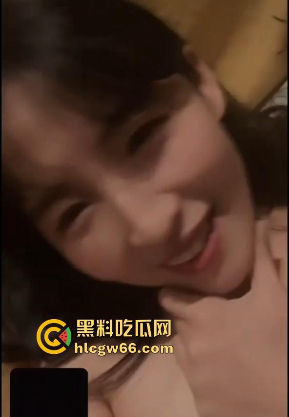 湖北街道办事处工作人员【荣琳琳】白天忙工作晚上忙生活 脱光了衣服在镜头前搔首弄姿-8