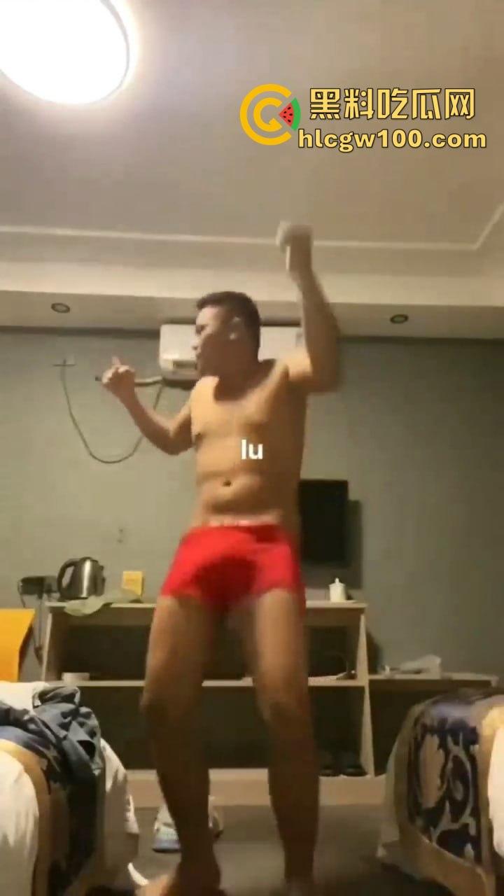 圣诞节荒诞名场面曝光,约不到炮的男人酒店发疯砸床,小姐坐包厢刷剧解闷,低端技师直接练草逼技术谋出路!-1