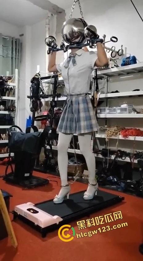又一个女朋友被玩疯，全头罩调教成铁甲小宝，口鼻被封逼口被塞，这种重度变态玩法到底什么路数？-12