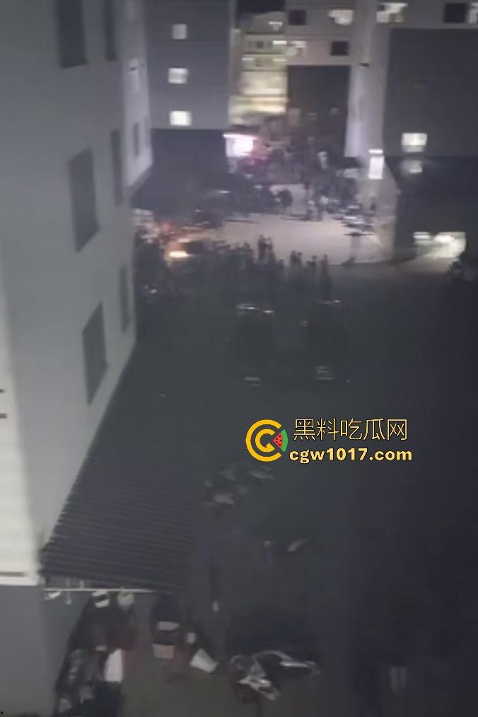 11月13日柬埔寨木牌金星园区大规模猪仔暴动，现场乱成一锅粥还有人开枪，赚不到钱猪仔们都集体起义了？-1