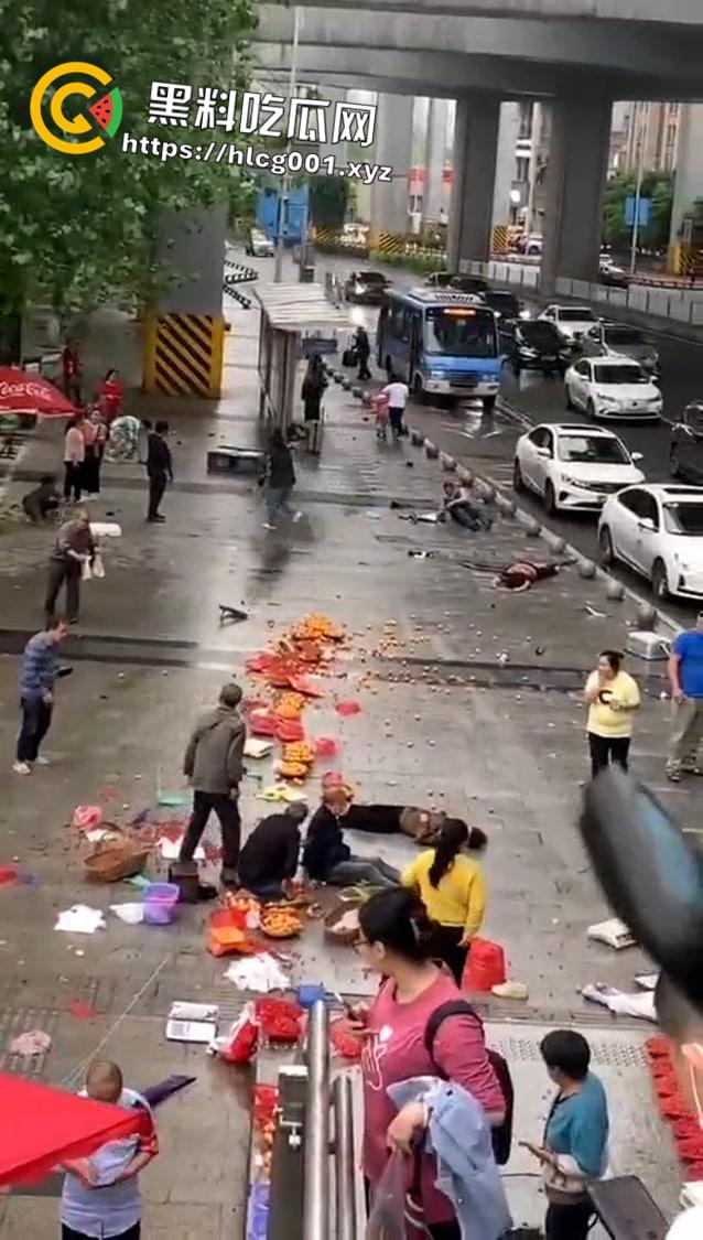 重庆巴南区一男子驾小型汽车因操作不当车辆失控致1人死亡十几人受伤-7