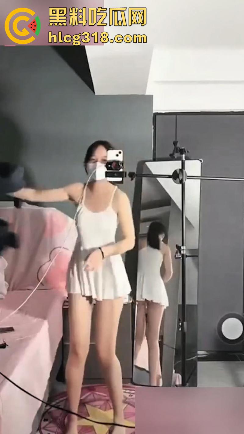 快手直播擦边合集，瞬间的春光乍泄让人大饱眼福，多个主播多次出境，有没有你喜爱的女神？-7