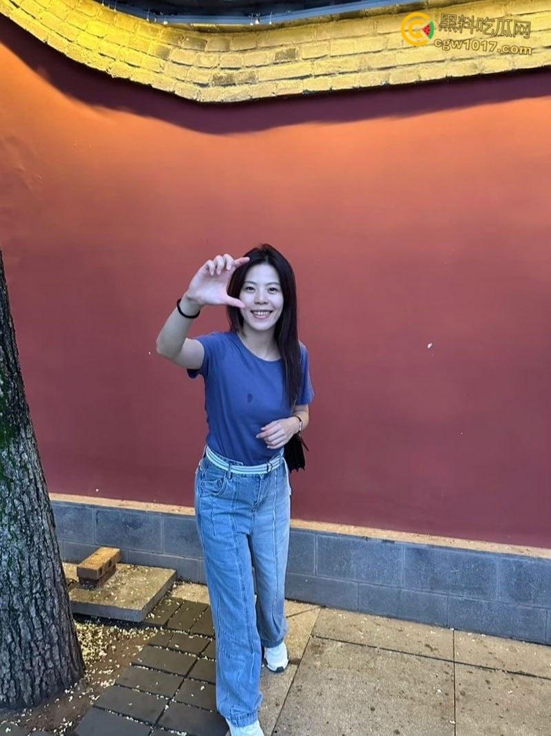 银行柜员【胡洁】，与领导酒店偷情被老公抓包，主动掰开小穴任由玩弄，不想戴套被强塞口中，淫荡娇喘反差十足！-1