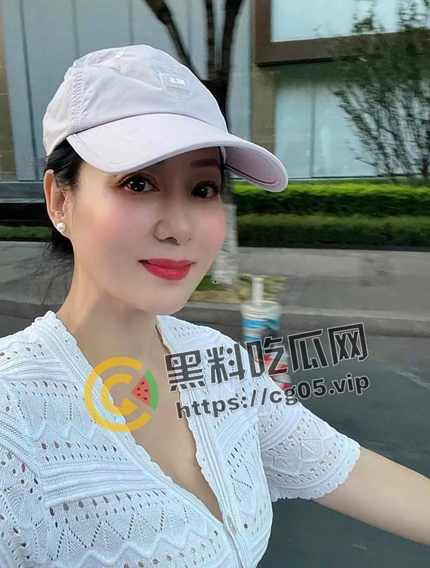 阿姨 我不想努力了！青壮小伙约炮房东饥渴阿姨 给阿姨舔喷射了 全程骚话 姨是真的败火啊-3