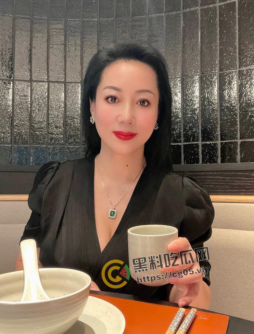 阿姨 我不想努力了！青壮小伙约炮房东饥渴阿姨 给阿姨舔喷射了 全程骚话 姨是真的败火啊-4