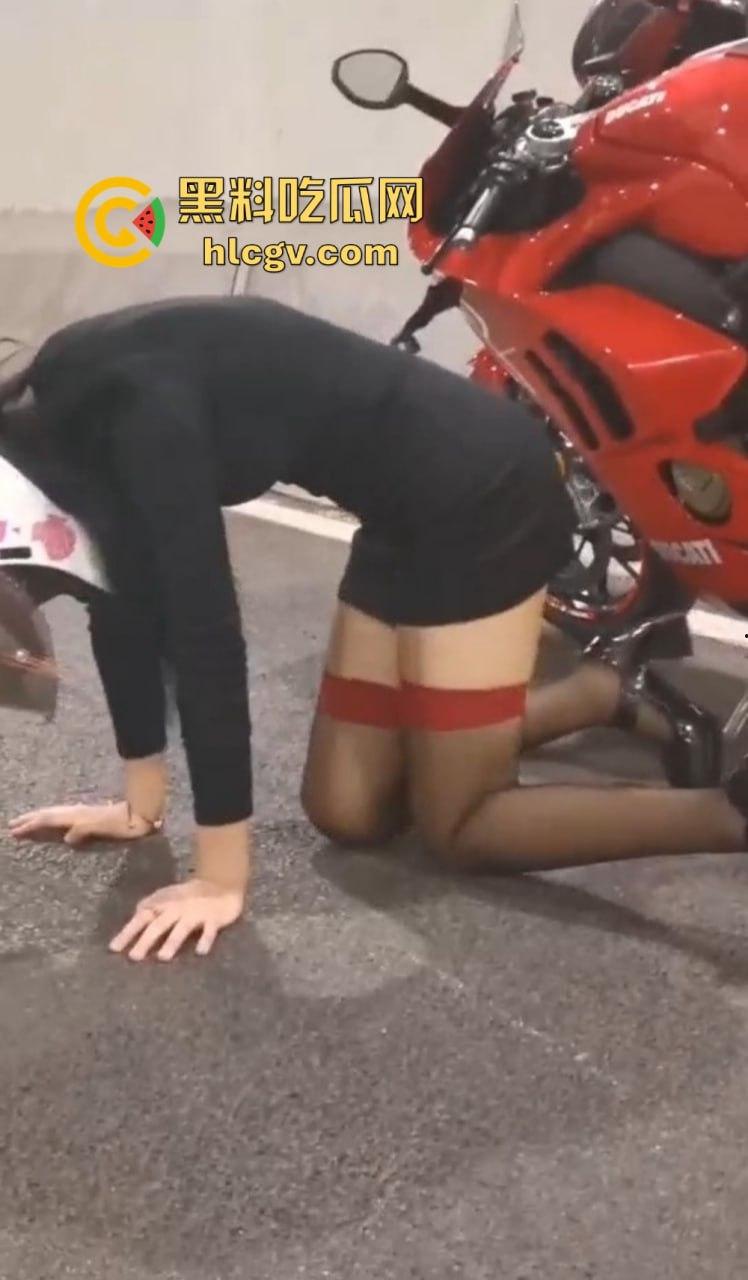机车媛写真为流量拼命！杜卡迪一震白带外流，跪地当狗摆拍简直骚出新高度！-9