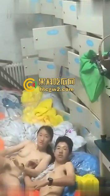 大连市第24中学两学生仓库做爱被偷拍！被同学抓拍两人尴尬瞬间，表情呆萌传遍全市，副校长也看了！-4
